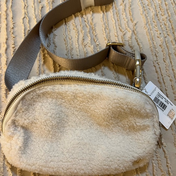 NWT authentic LuluLemon fleece  everywhere belt bag in cream . - Picture 2 of 5